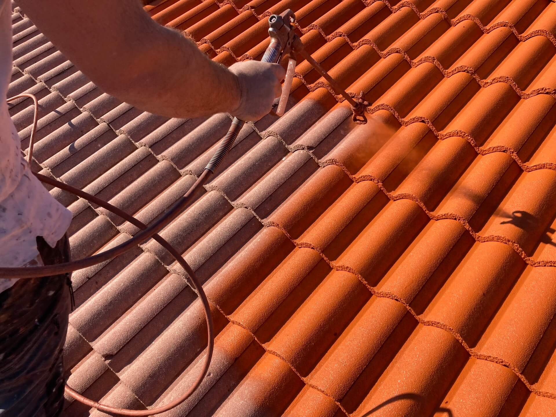 Nettoyage hydrofuge et demoussage de toiture Lyon Entreprise May Nettoyage hydrofuge et démoussage de toiture à Lyon (69)
