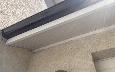Rénovation d'une couverture en tuiles écailles à Annecy : réfection d'une toiture d'entrée sur une maison du bord du lac 8 Quel Matériau Choisir pour l’habillage de sous-face de toiture ?