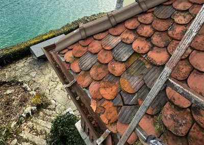 Ancienne couverture de toiture, avant notre intervention de rénovation à Annecy