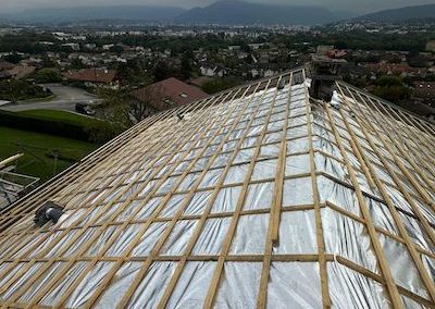 Chantier de rénovation complète charpente, couverture de toiture et gouttières à Annecy