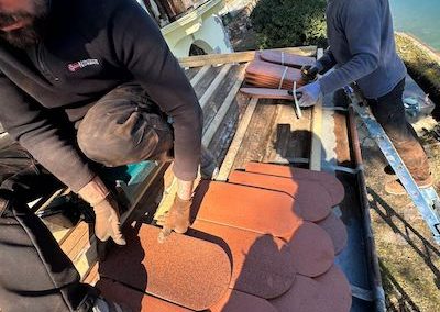 Dépose et pose de la nouvelle couverture de toiture en tuiles écailles