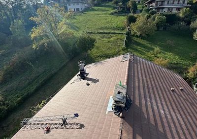 Installation d'une nouvelle couverture de toiture pour l'étanchéité et la protection du toit d'une maison