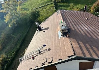 Pose d'une nouvelle couverture de toiture en tuiles à Annecy (74)