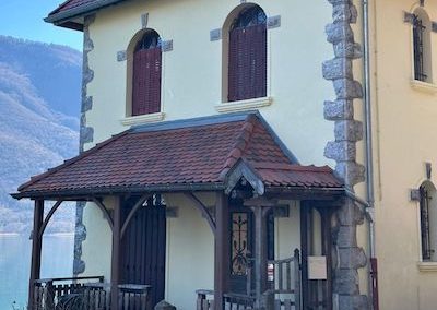 Rénovation d'une toiture en tuiles écailles pour une maison typique au bord du lac d'Annecy en Haute-Savoie