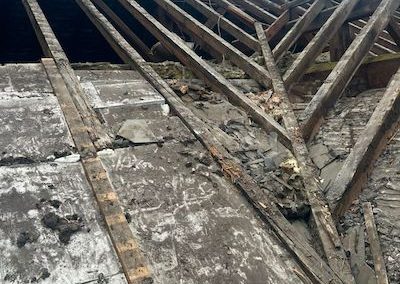 Dépose de charpente de toiture et des tuiles d'une maison