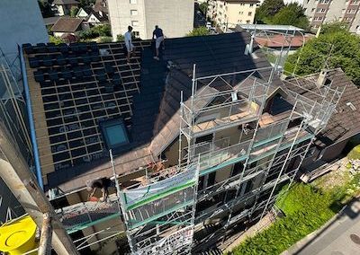 Pose de couverture de toiture et de faîtages en tuiles Alpha 10 pour une étanchéité optimale