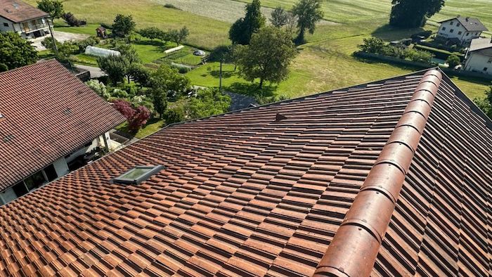 Rénovation de couverture de toiture à Annecy : charpente, faîtage et étanchéité