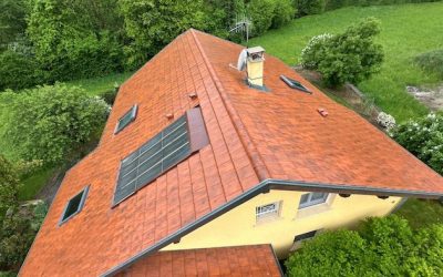 Nettoyage, démoussage et traitement hydrofuge d’une toiture avec fenêtres de toit à Annecy