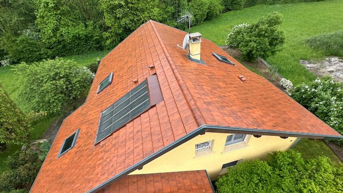 nettoyage demoussage et traitement hydrofuge dune toiture avec fenetres de toit a annecy gd renov