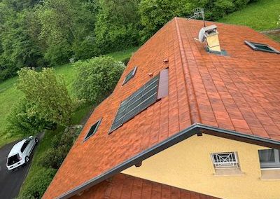 Nettoyage de toiture avec vérification des raccords d'étanchéité des fenêtres de toit Velux®
