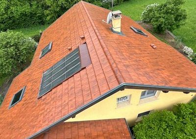 Résultat final après nettoyage, démoussage et traitement hydrofuge d'une toiture de maison à Annecy et en Haute-Savoie